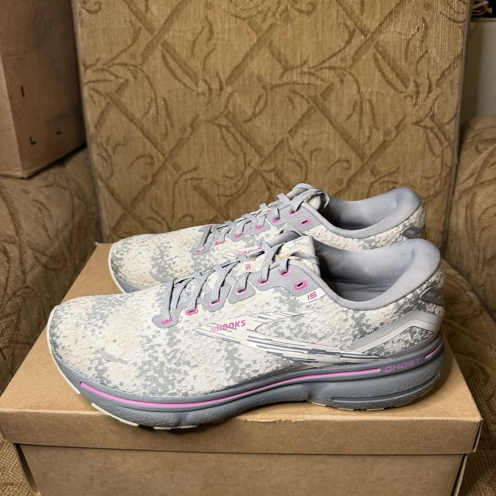 Brooks Ghost 15 Mens Size 11D Gray White Athletic Running Walking Shoes Sneakers